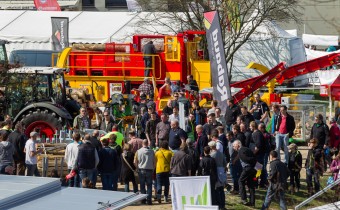 Forstmaschinen auf Außengelände