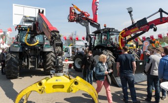 Forstmaschinen auf Außengelände