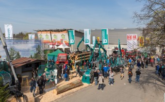 Außengelände mit Besuchern